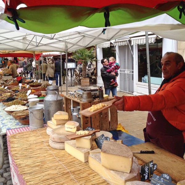 Käseverkauf und -verkostung auf dem Wochenmarkt von Beaune