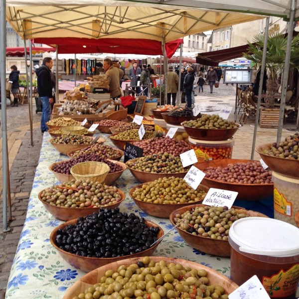 Verkauf von Oliven auf dem Wochenmarkt von Beaune
