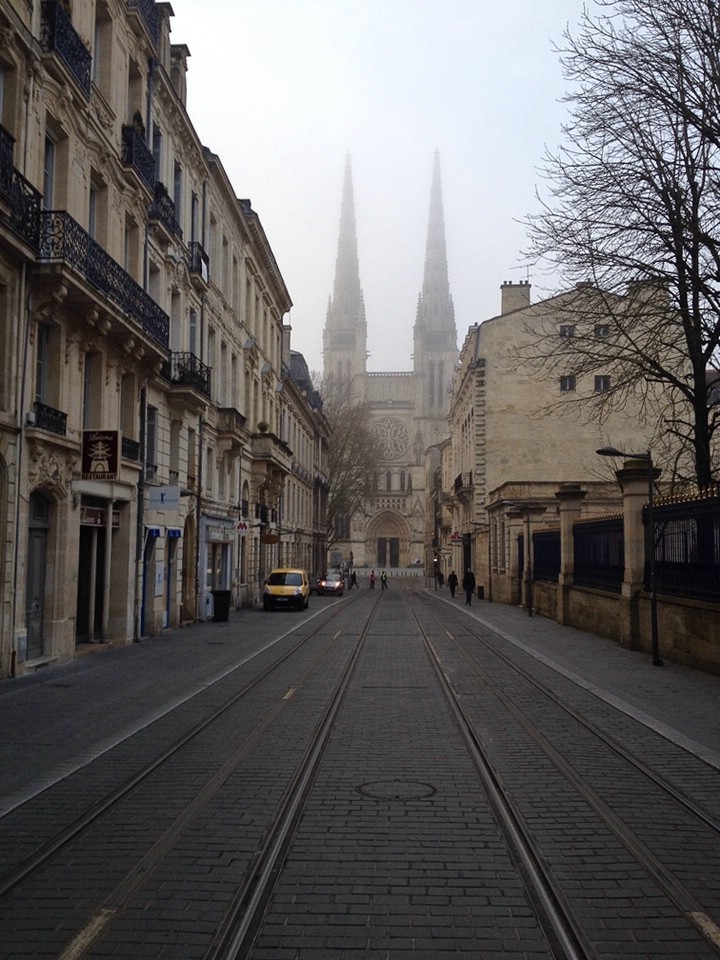 Bürgerhäuser in der Altstadt von Bordeaux, am Ende der Straße, die Nordfassade der Kathedrale