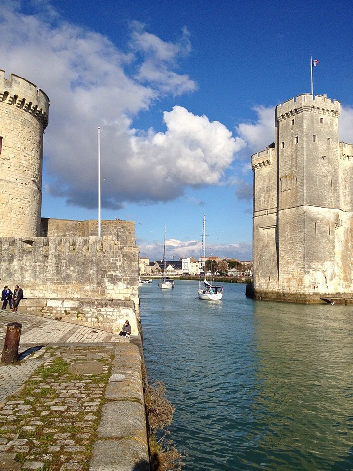Ein Boot durchquert die Hafeneinfahrt von La Rochelle