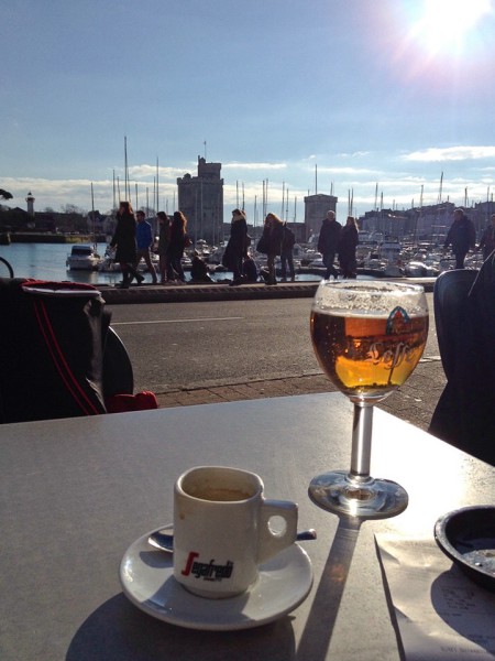 Kurze Pause in der Sonne am Hafen von La Rochelle