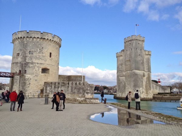 Die Türme "Tour de la Chaîne" und "Tour Saint-Nicolas" an der Einfahrt zum alten Hafen von La Rochelle