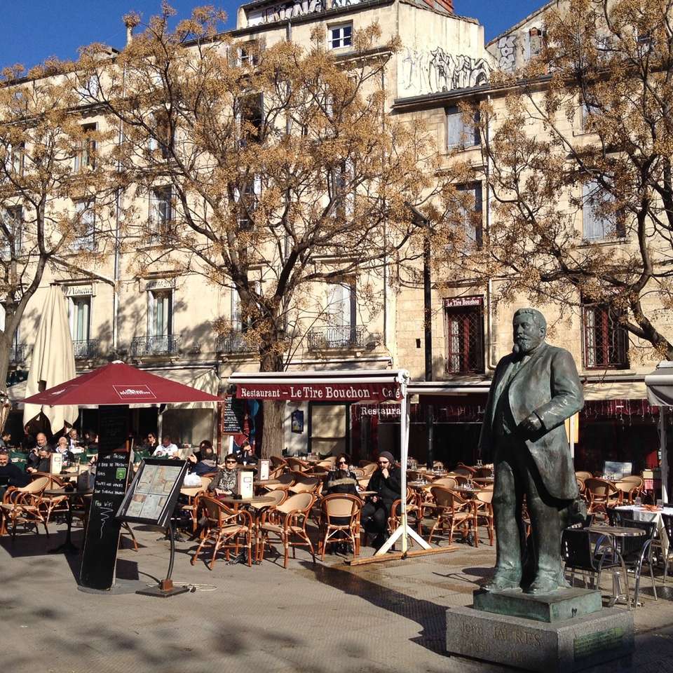 Restaurant in der Innenstadt von Montpellier, davor eine Statue von Jean Jaurès (1859 - 1914)