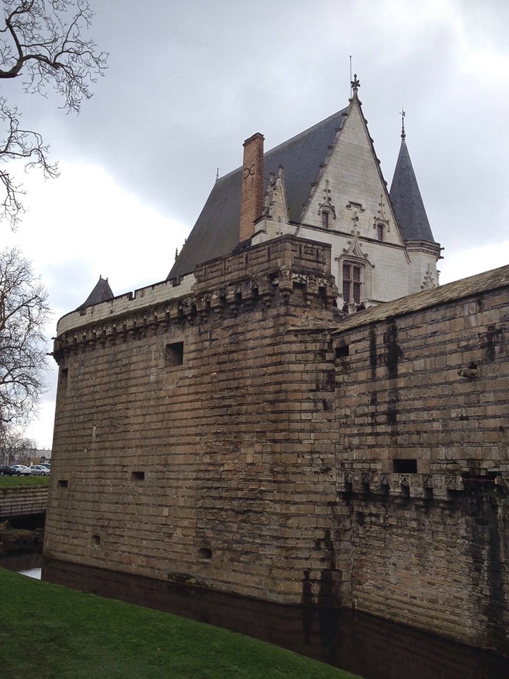 Das Schloss ist umgeben von einem Graben und einer Mauer