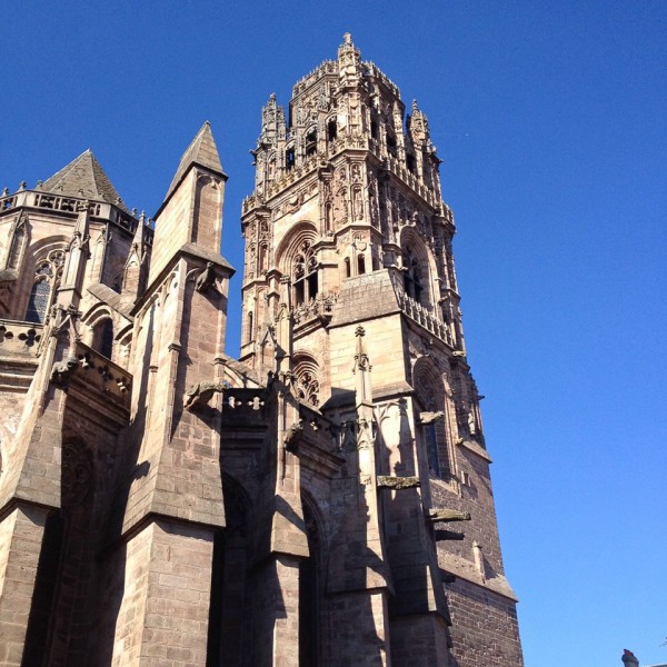 Der filigrane Turm der Kathedrale von Rodez
