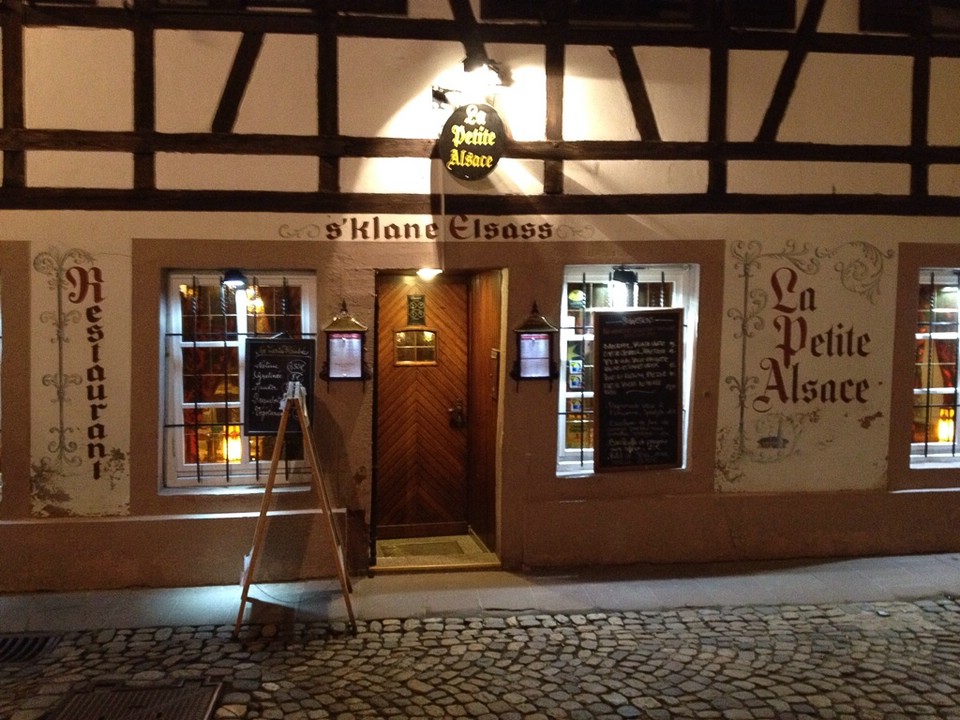 Kleines Restaurant in Straßburg am Abend