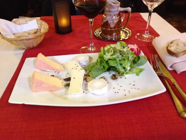 Käseplatte im Restaurant am Abend in Straßburg