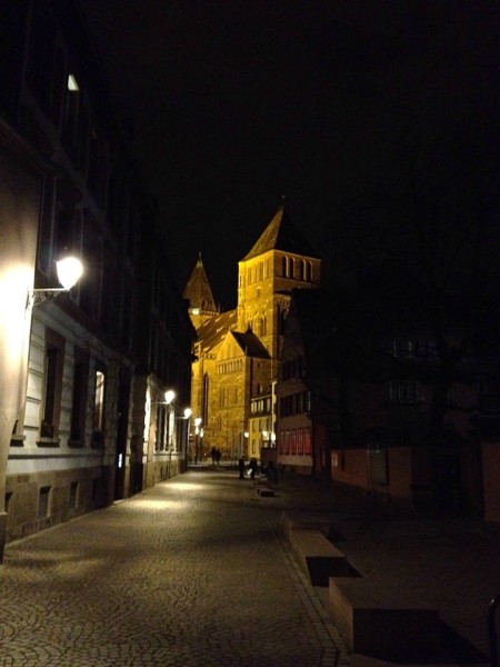 Die Thomaskirche in Straßburg am Abend