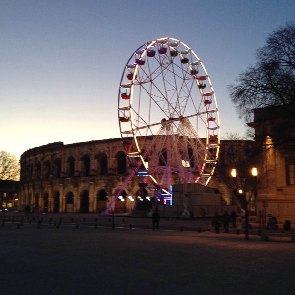 Beleuchtetes Riesenrad vor der Arena von Nîmes