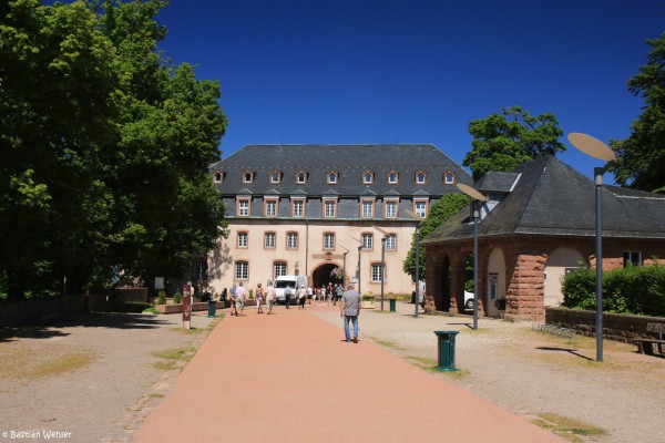 Eingangsbereich des Klosters Mont Sainte-Odile mit einem Torbogen im ehemaligen Gästehaus